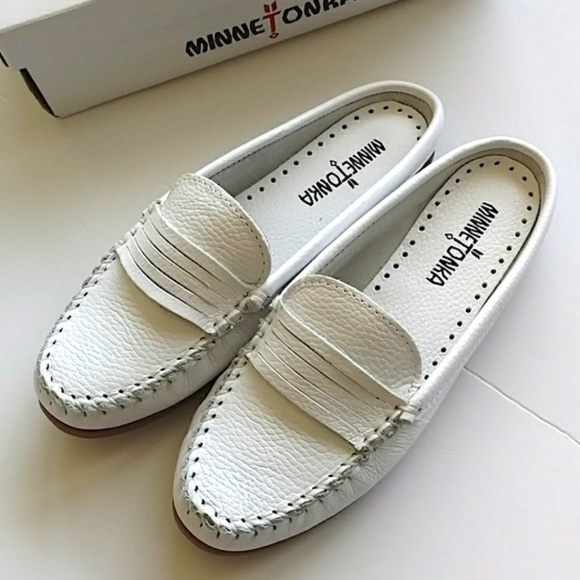 Minnetonka Shoes - NWT Minnetonka Moccasins White Kate Mule - 8.5